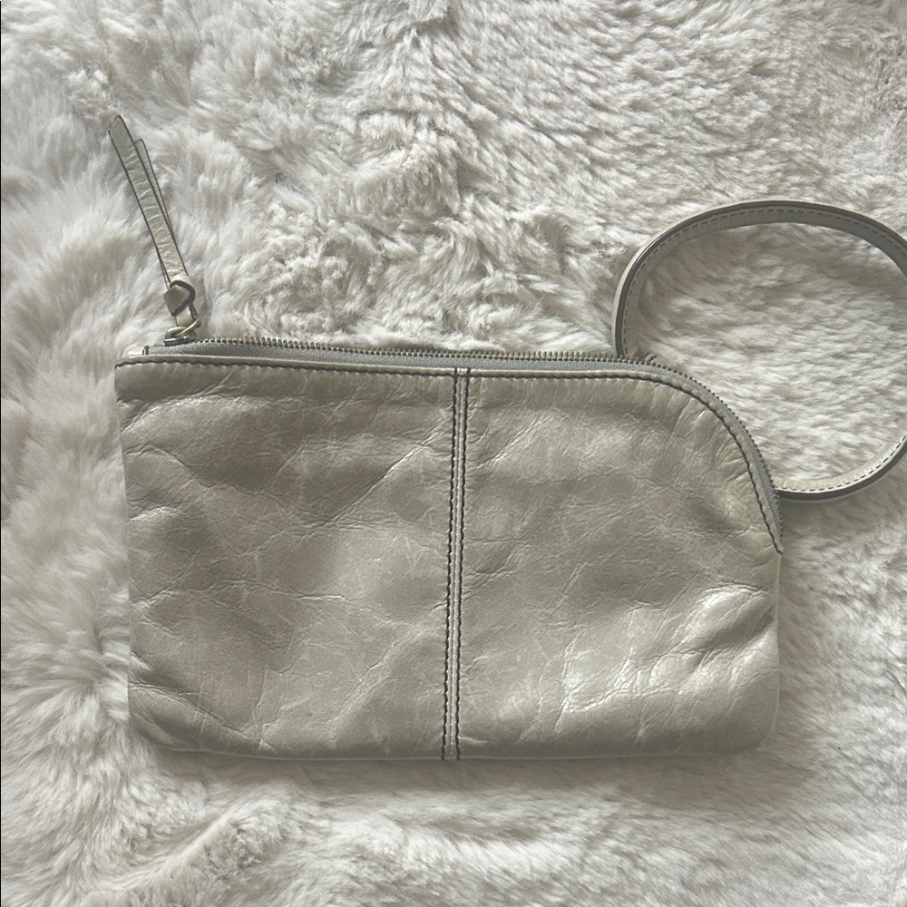 Hobo wristlet in light grey leather